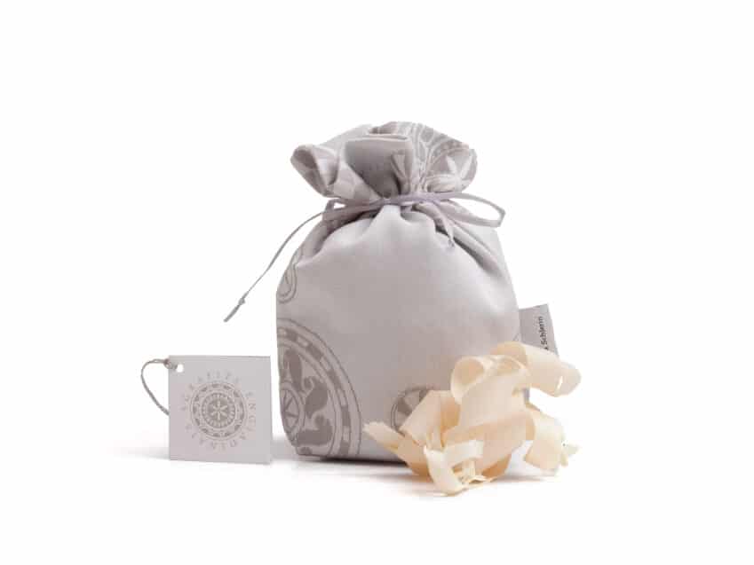 Schweizer Geschenke Schweizer ProdukteArvenduft Arve Arvensaeckli Sgraffito tisca tiara Engadin KURTS.ch