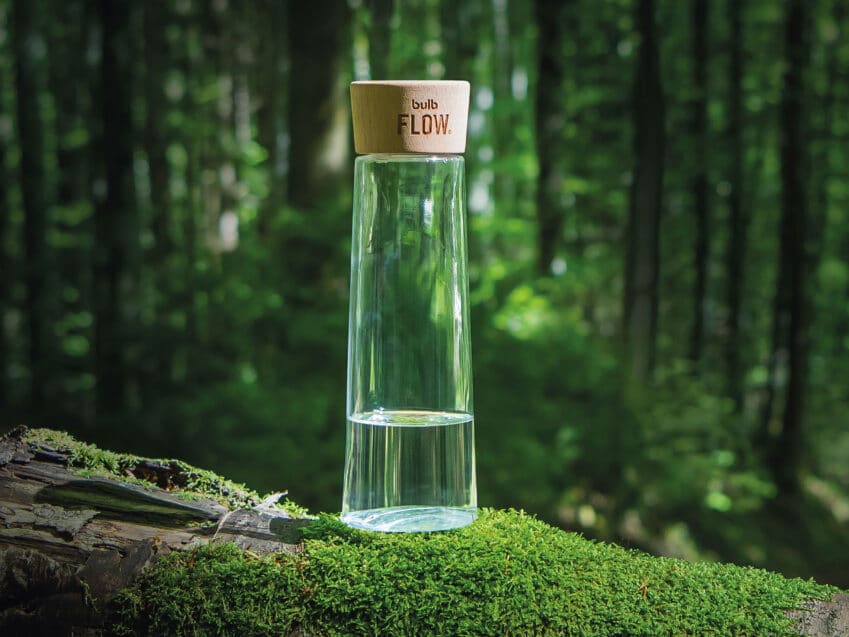 Schweizer Geschenke Schweizer Produkte Wasserflasche Trinkflasche Glas Buchenholz swiss made bulp flow mood