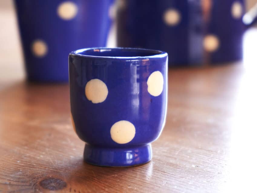 Schweizer Geschenke Schweizer Produkte Eierbecher Keramik Tupfen blau weiss swiss made mood