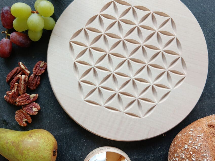 Schweizer Geschenke Schweizer Produkte Schweizer Ahornbrett Blume des Lebens Kerbschnitzerei Kerbschnitt