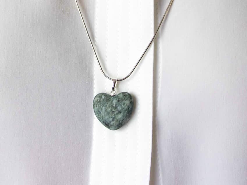 Schweizer Geschenke Schweizer Produkte Steinschmuck Herz Anhaenger Andeerer Granit swiss made Mood