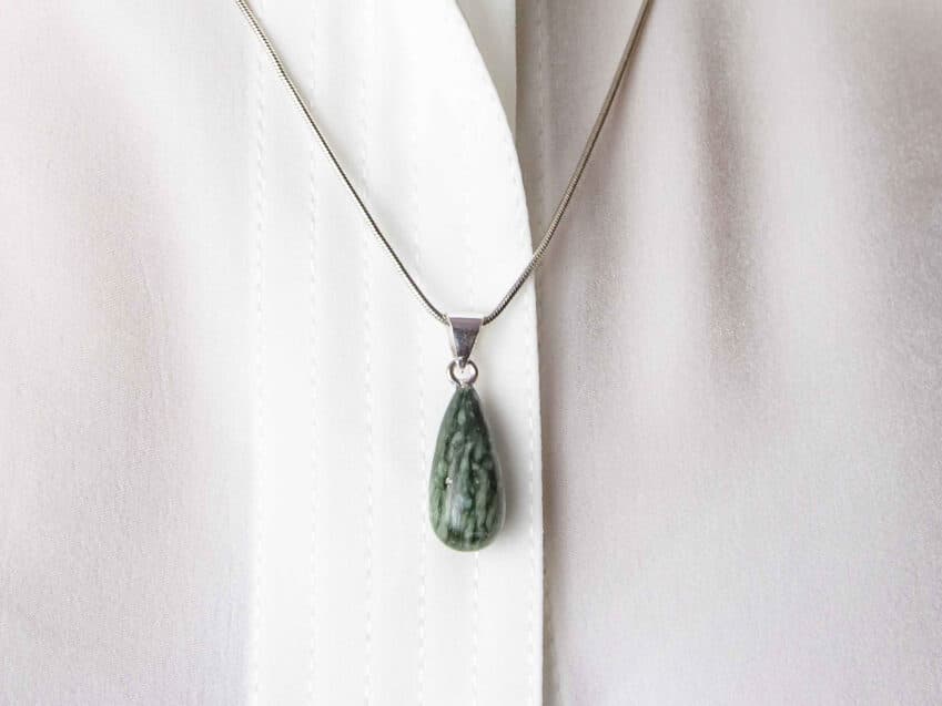 Schweizer Geschenke Schweizer Produkte Steinschmuck Tropfen Anhaenger Andeerer Granit swiss made Mood
