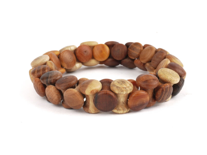 Schweizer Geschenke Schweizer Produkte Holzarmband Holzschmuck assortiert Schweizer Wald Schweizer Hoelzer swiss made in Arvenschachtel