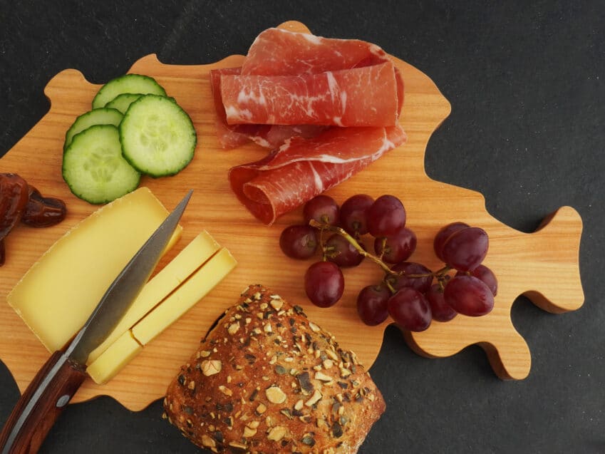 Schweizer Geschenke Schweizer Produkte Servierbrett Schneidebrett Kontur Schweiz swiss made Schweizer Kirschbaumholz