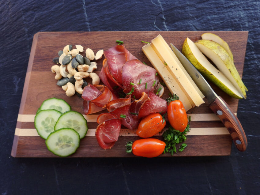 Schweizer Geschenke Schweizer Produkte Schneide- und Servierbrett Schweizer Nussbaum und Ahorn Modernes Design