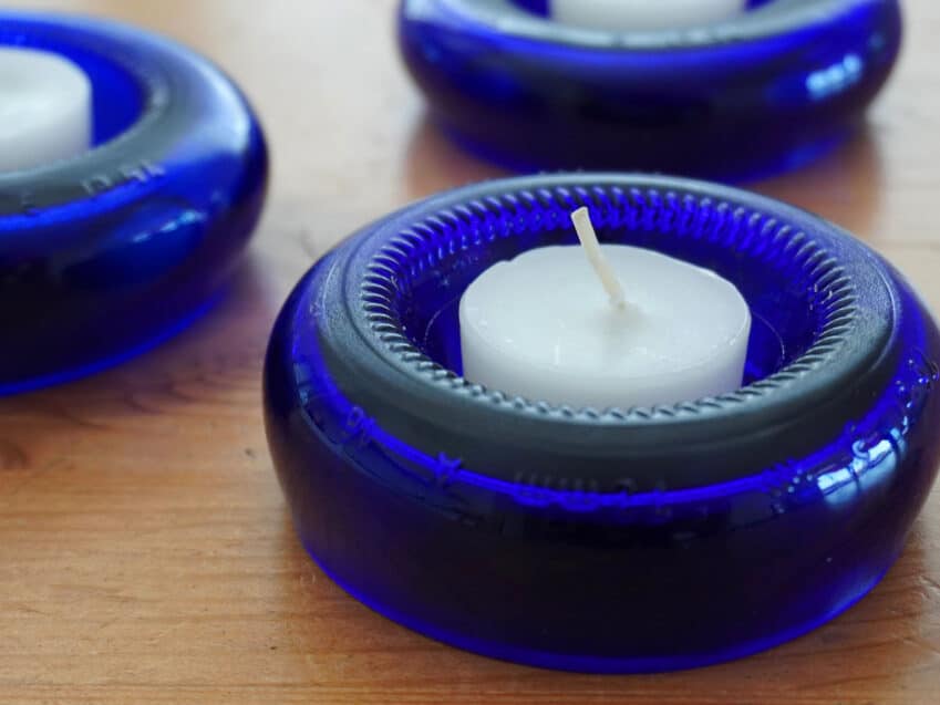Schweizer Geschenke Schweizer Produkte Glas Teelicht Upcycling royalblau aus alten Flaschenboeden swiss made mood
